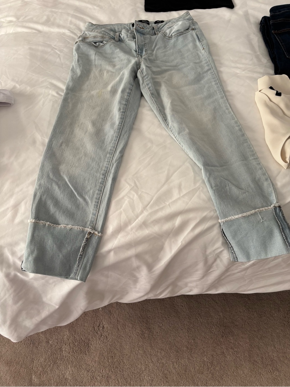 Like new!!  Women 1822 Denim Light Blue Raw Hem Cropped Jeans